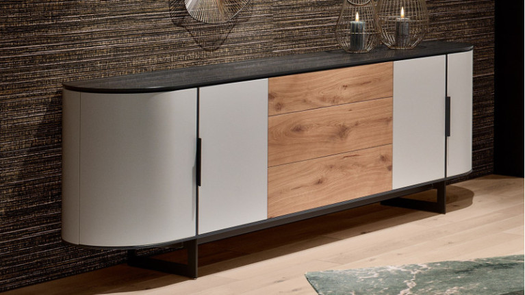 Buffet CIRCUS - Ce buffet aux dimensions généreuses se distingue par ses formes fluides, ponctuées d’angles en demi-lune