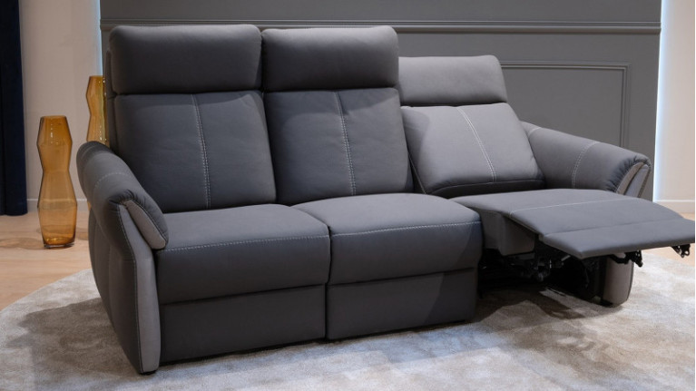 Canapé relaxation électrique SIRO - confort maximum poun minimum de volume. Système de têtière électrique innovant