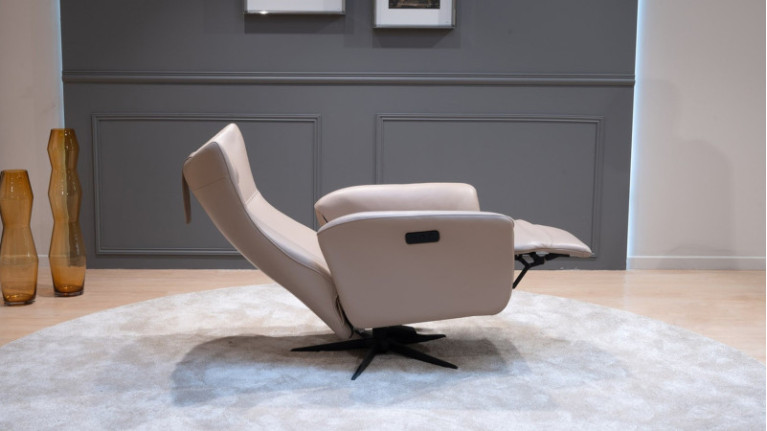 OSLO electric recliner with integrated footrest