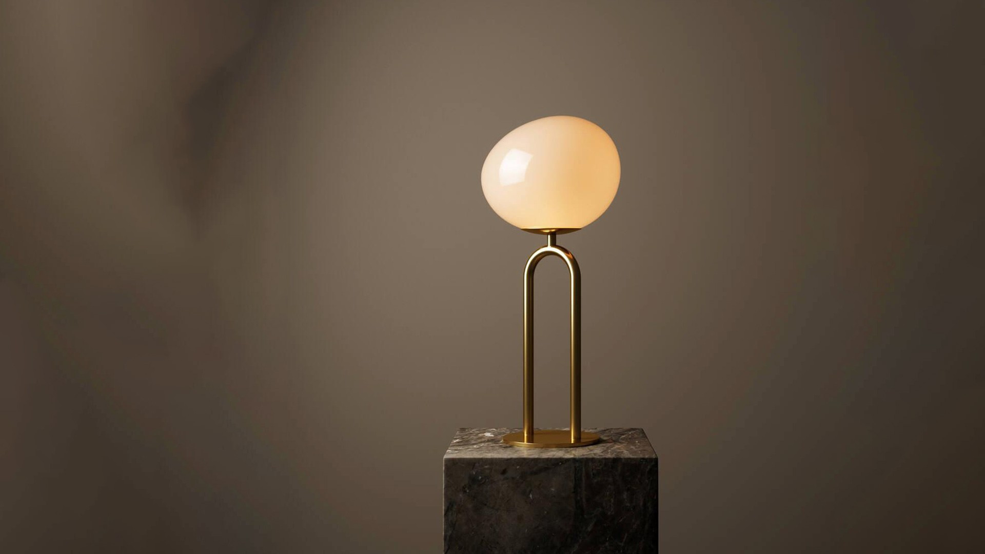 Shade in mouth-blown opal glass. Gold table lamp