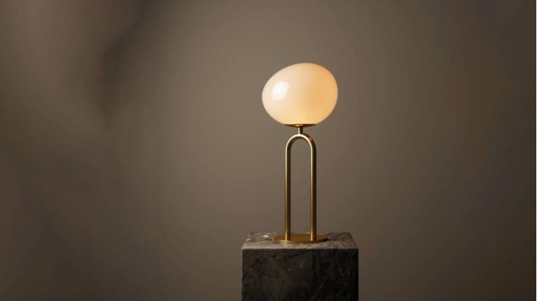 Shade in mouth-blown opal glass. Gold table lamp