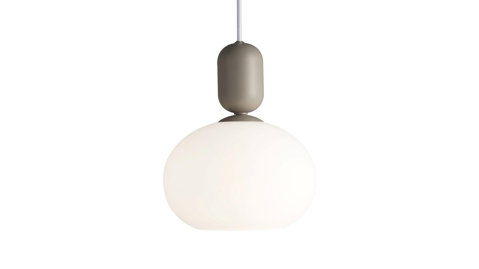 Suspension ronde en verre blanc opalin qui diffuse une lumière douce