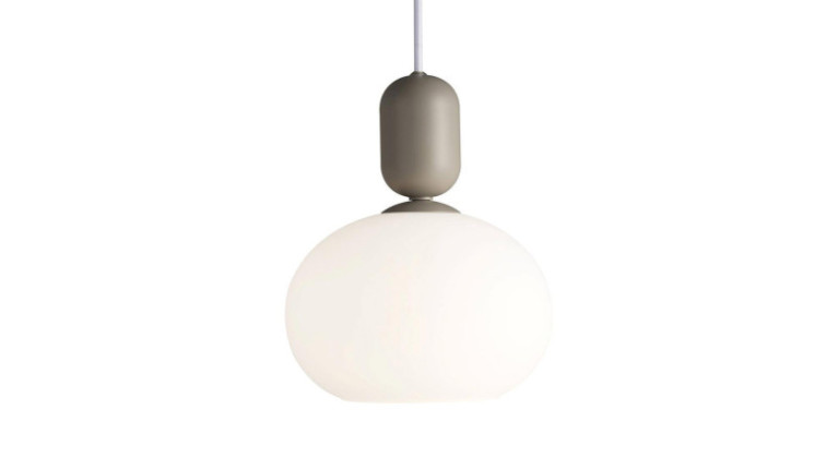 Suspension ronde en verre blanc opalin qui diffuse une lumière douce