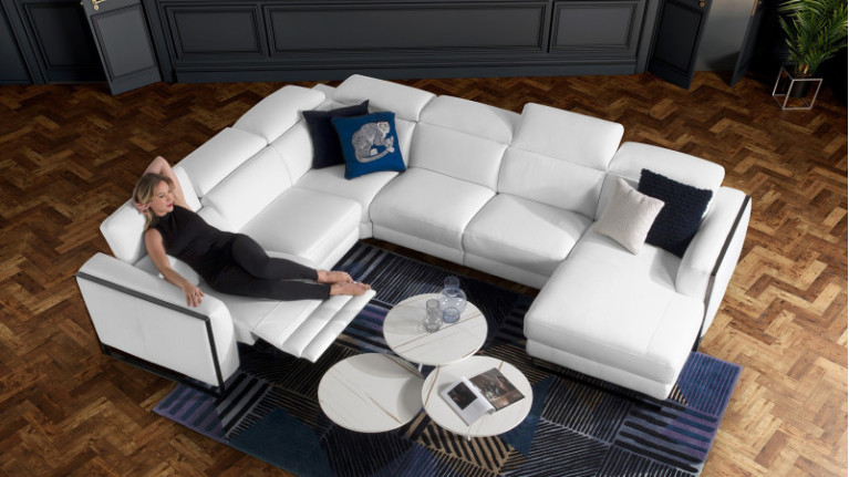 Canapé d'angle relaxation électrique BRADLEY | confort supérieur avec assises spacieuses et repose-têtes.