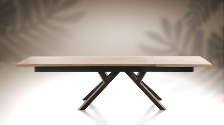 RELIEF solid wood extendable dining table | Oak in the spotlight