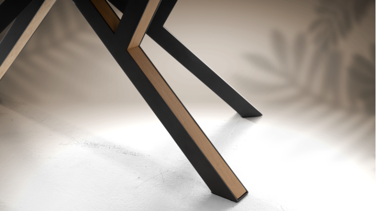 RELIEF solid wood extendable dining table | Oak in the spotlight