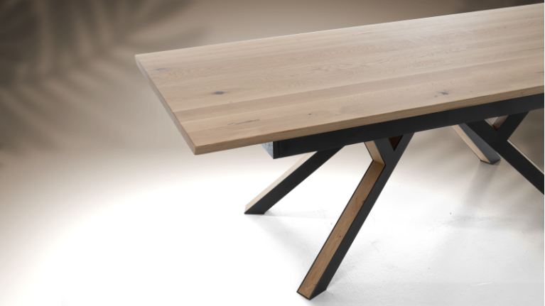 RELIEF solid wood extendable dining table | Oak in the spotlight
