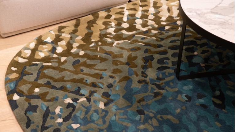 Oval rugs APIDEA | Camouflage effect revisited