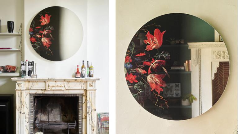 MUSEO mirror I Floral design blends in with the room's reflections