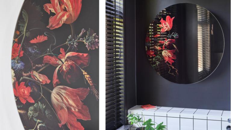 MUSEO mirror I Floral design blends in with the room's reflections