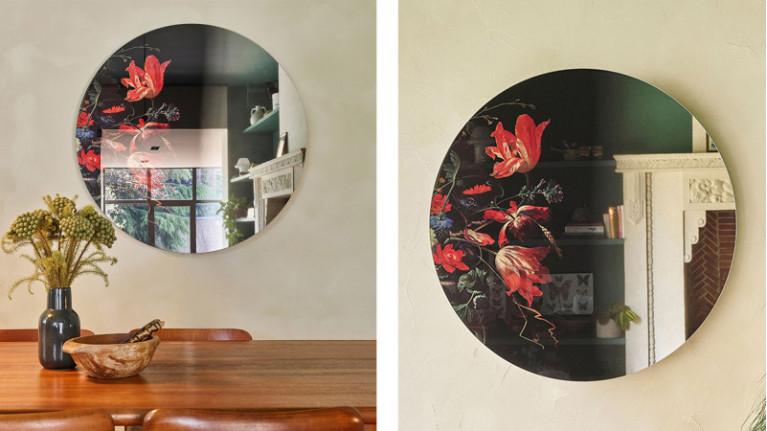 MUSEO mirror I Floral design blends in with the room's reflections