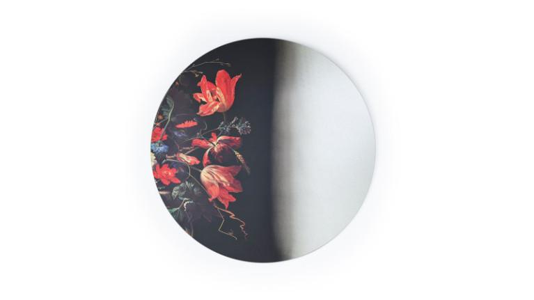 MUSEO mirror I Floral design blends in with the room's reflections
