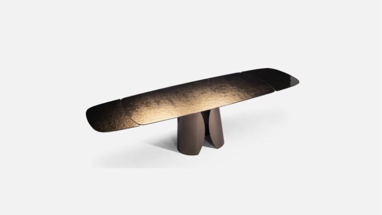 OTTO extendable dining table | Molten glass