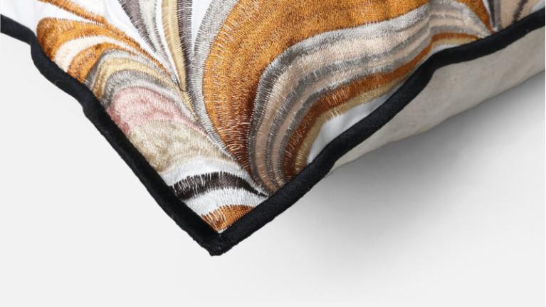 STRATES cushion | The illusion of relief