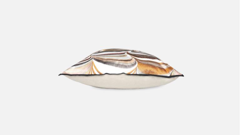 STRATES cushion | The illusion of relief