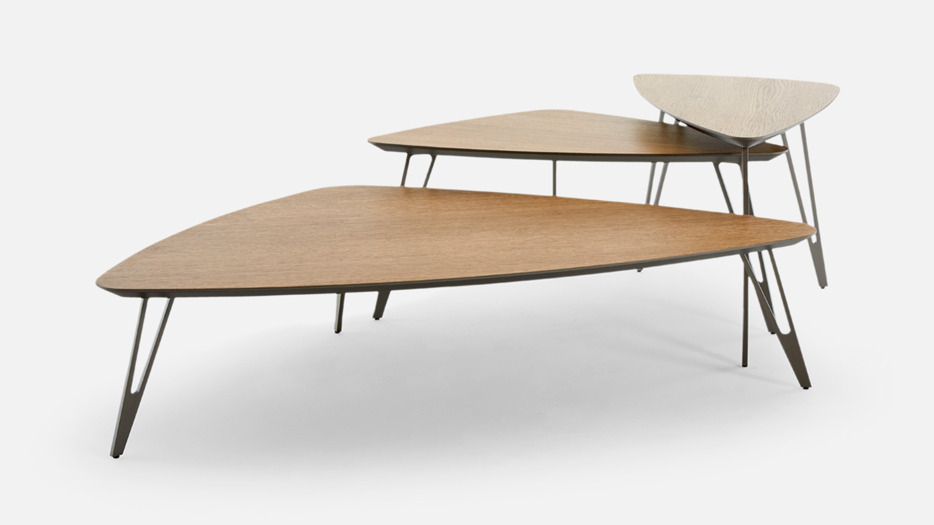ECLIPSE coffee table - Triangular shape for this coffee table available in several sizes and shades.