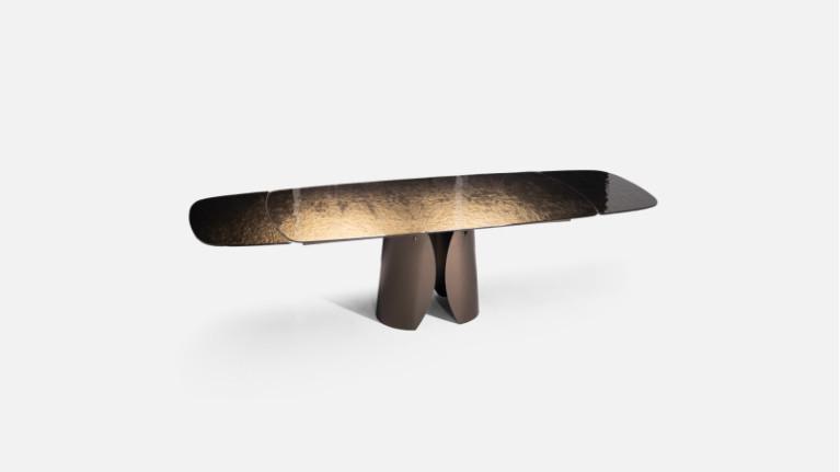 OTTO ceramic extendable dining table | In fused glass