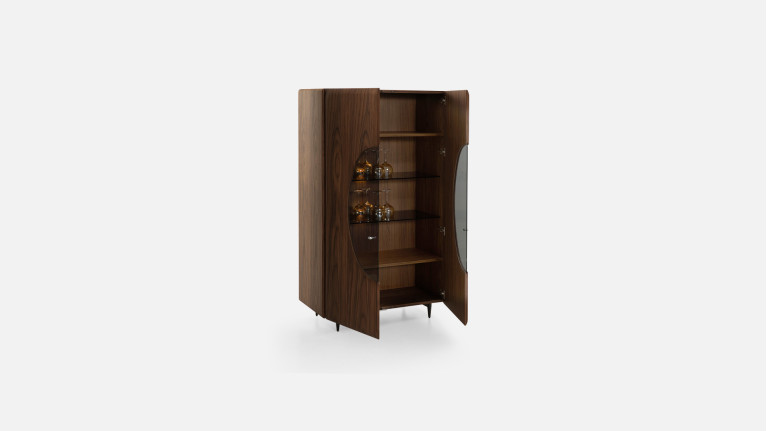 Vitrine 2 portes noyer DOLLY | Éclat discret et raffinement naturel