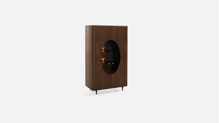 Vitrine 2 portes noyer DOLLY | Éclat discret et raffinement naturel
