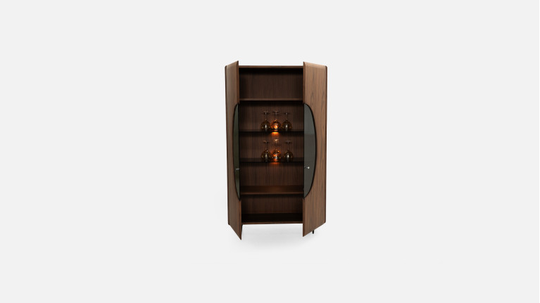 Vitrine 2 portes noyer DOLLY | Éclat discret et raffinement naturel