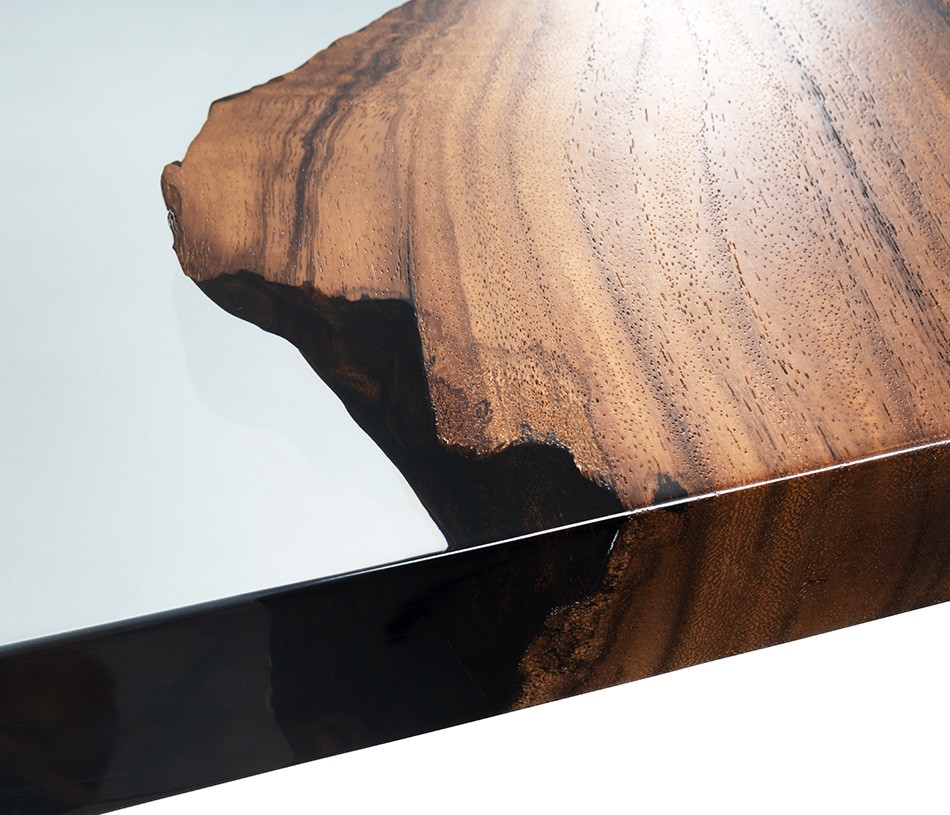 Table de repas UNIQUE - fentes et irrégularités creusées puis comblées avec une résine solide et transparente