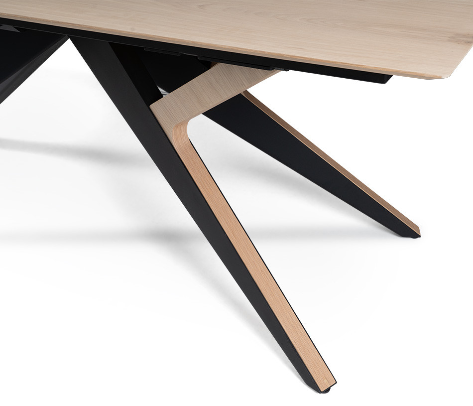 Table de repas extensible en bois et laque MONTECARLO